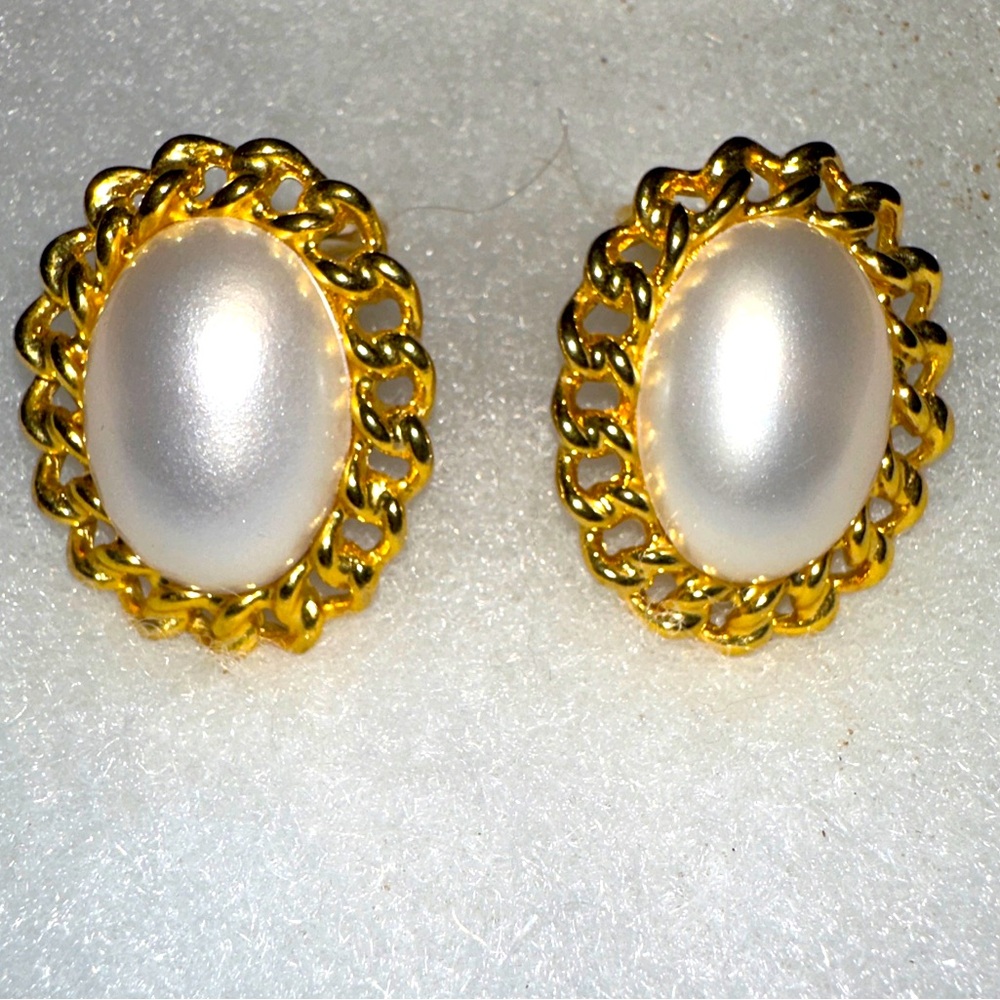 Vintage Paolo Gucci Signed Faux Pearl Gold Plated Chain Clip-On Earrings